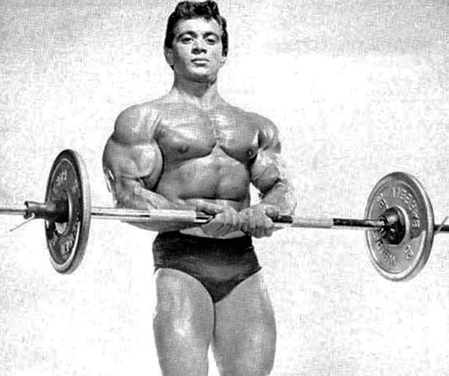 Freddy Ortiz training his biceps with a barbell