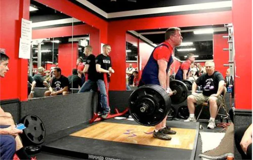 Lifter deadlifting over 500 pounds for core strength article