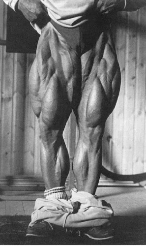 Tom Platz showing leg development from full range of motion training