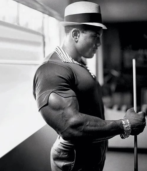 Sergio Oliva posing with his arms flexed in 1966